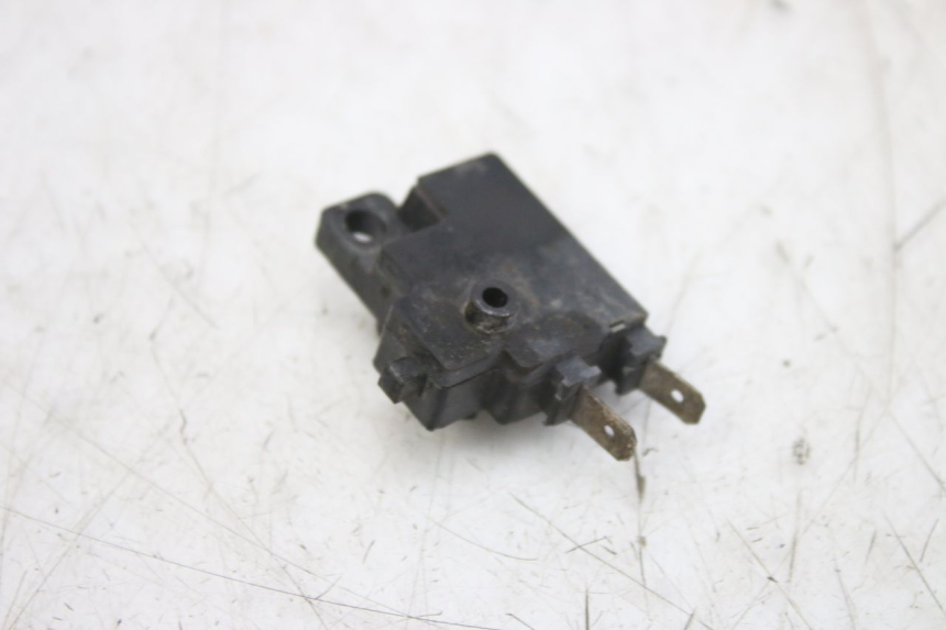 photo de INTERRUPTOR DE LUZ DE FREIO DIREITO YAMAHA YZF R1 1000 (2007 - 2008) - Zoom do estado de desgaste