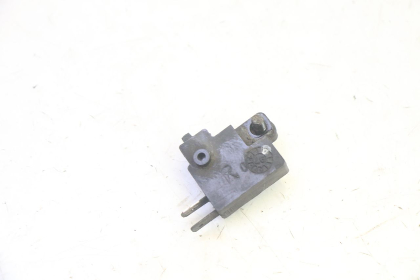 photo de INTERRUPTOR DE LUZ DE FREIO DIREITO KYMCO ZING 125 (1997 - 2003) - Zoom do estado de desgaste
