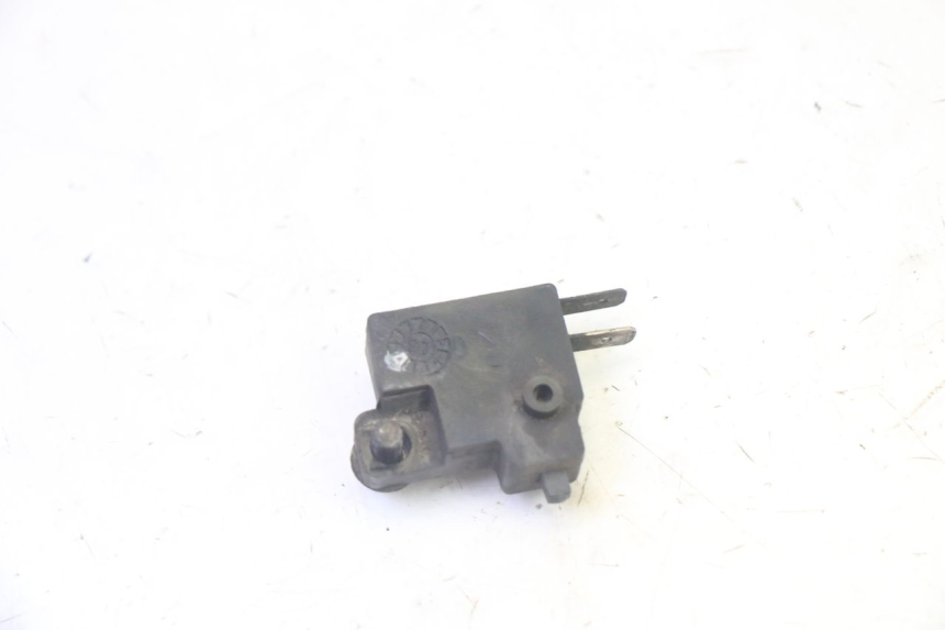 photo de INTERRUPTOR DE LUZ DE FREIO DIREITO KYMCO ZING 125 (1997 - 2003) - Outro ângulo de visão