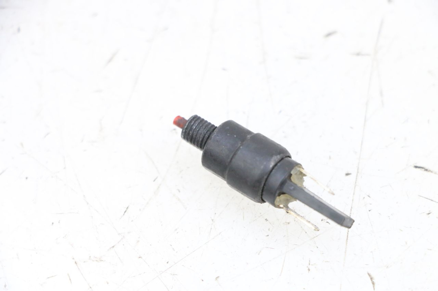 photo de INTERRUPTOR DE LUZ DE FREIO DIREITO PIAGGIO ZIP 4T 50 (2018 - 2020) - Detalhe da peça