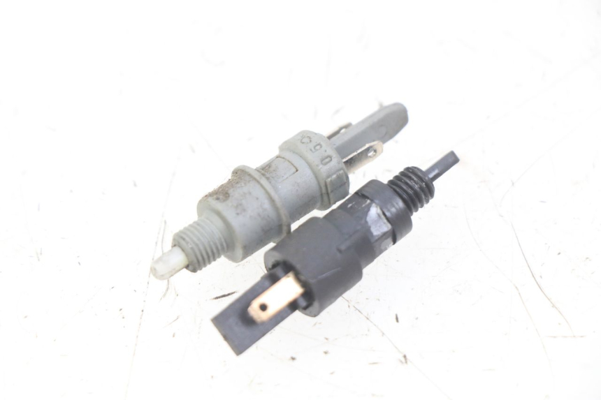 photo de INTERRUPTOR DE LUZ DE FREIO PEUGEOT E-VIVACITY 1 (2012 - 2018) - Vista principal