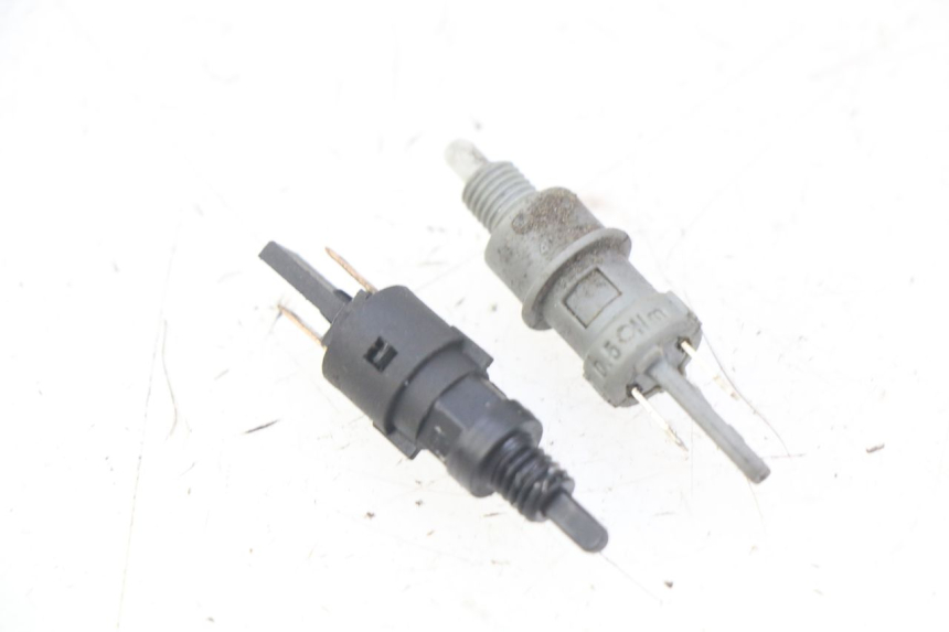 photo de INTERRUPTOR DE LUZ DE FREIO PEUGEOT E-VIVACITY 1 (2012 - 2018) - Detalhe da peça