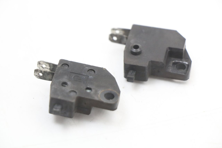 photo de INTERRUPTOR DE LUZ DE FREIO LONGJIA EASY MAX 125 (2020 - 2024) - Zoom do estado de desgaste
