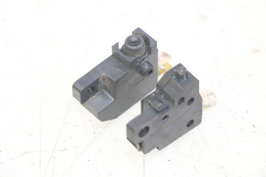 photo de INTERRUPTOR DE LUZ DE FREIO YAMAHA D'ELIGHT DELIGHT 125 (2017 - 2020) - Detalhe da peça