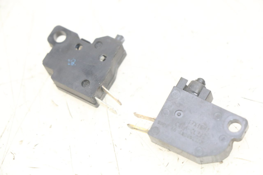 photo de INTERRUPTOR DE LUZ DE FREIO YAMAHA D'ELIGHT DELIGHT 125 (2017 - 2020) - Zoom do estado de desgaste