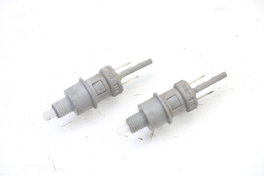 photo de INTERRUPTOR DE LUZ DE FREIO PEUGEOT ELYSEO 125 (1999 - 2004) - Vista principal