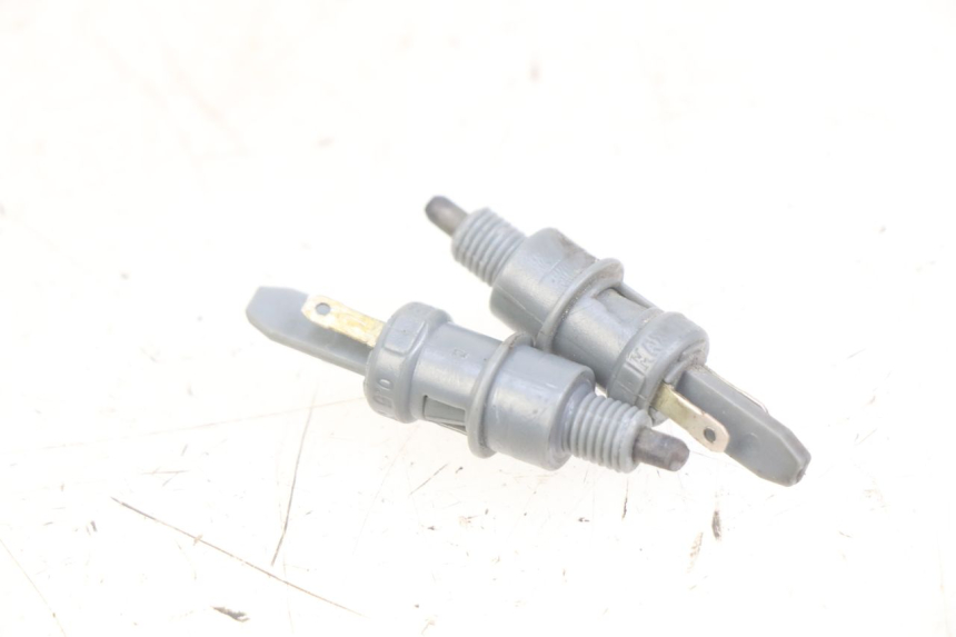 photo de INTERRUPTOR DE LUZ DE FREIO PIAGGIO FLY 2T 50 (2004 - 2017) - Detalhe da peça