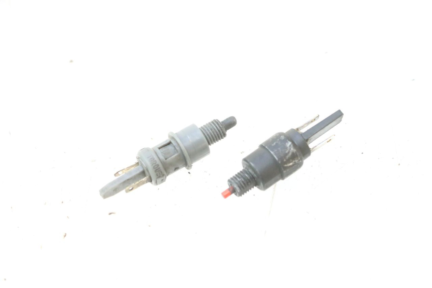 photo de INTERRUPTOR DE LUZ DE FREIO PIAGGIO FLY 2T 50 (2004 - 2017) - Detalhe da peça