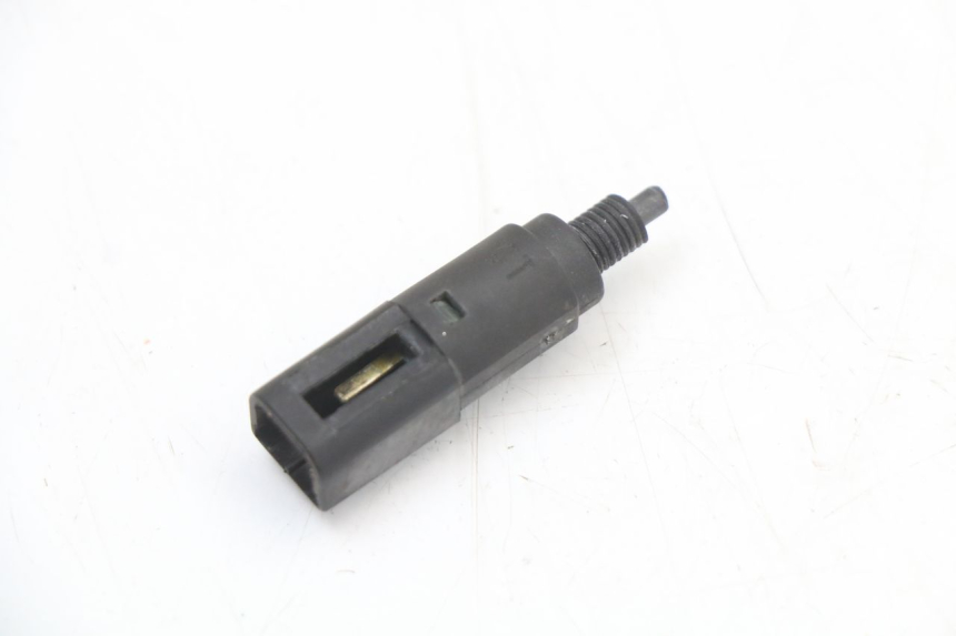 photo de INTERRUPTOR DE LUZ DE FREIO PIAGGIO FLY 4T 50 (2004 - 2010) - Detalhe da peça