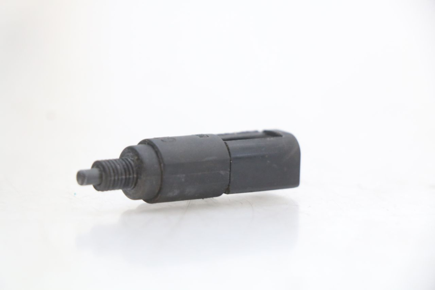 photo de INTERRUPTOR DE LUZ DE FREIO PIAGGIO FLY 4T 50 (2004 - 2010) - Zoom do estado de desgaste