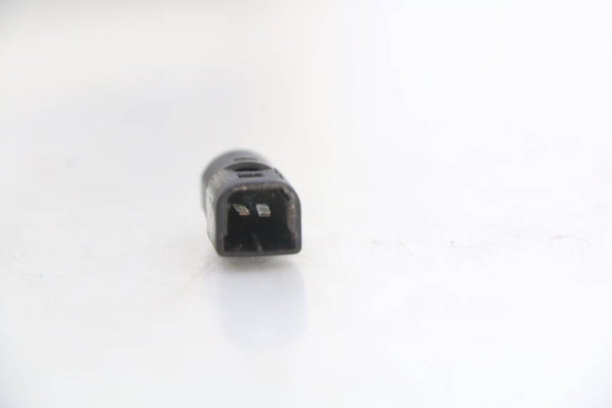 photo de INTERRUPTOR DE LUZ DE FREIO PIAGGIO FLY 4T 50 (2004 - 2010) - Outro ângulo de visão