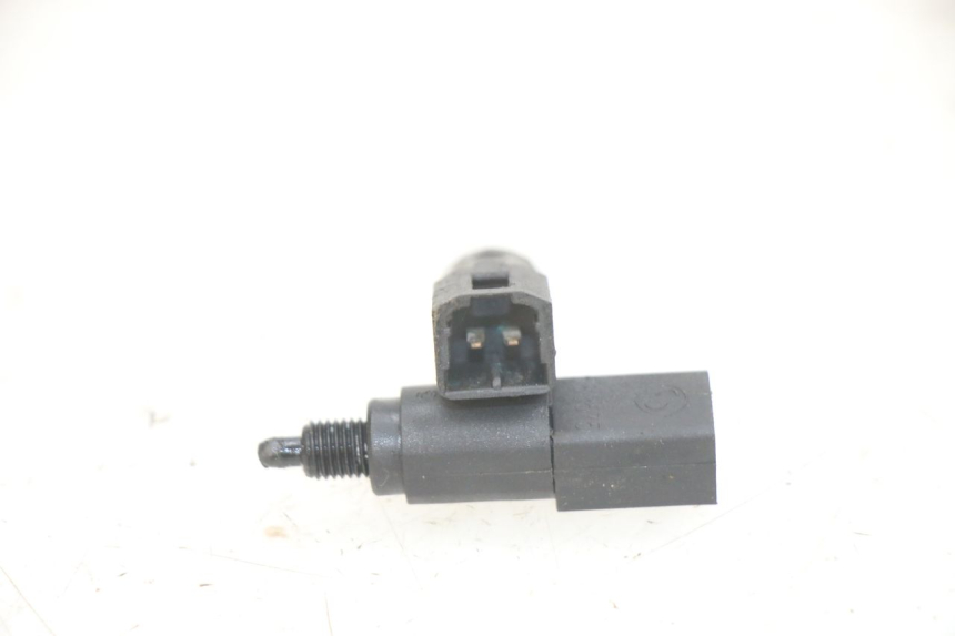 photo de INTERRUPTOR DE LUZ DE FREIO PIAGGIO FLY 125 (2005 - 2012) - Detalhe da peça