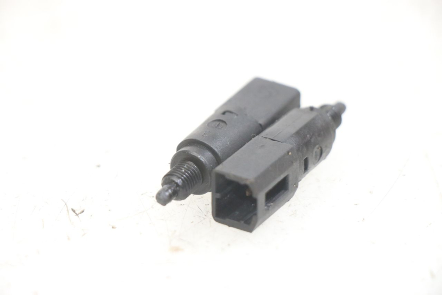 photo de INTERRUPTOR DE LUZ DE FREIO PIAGGIO FLY 125 (2005 - 2012) - Zoom do estado de desgaste