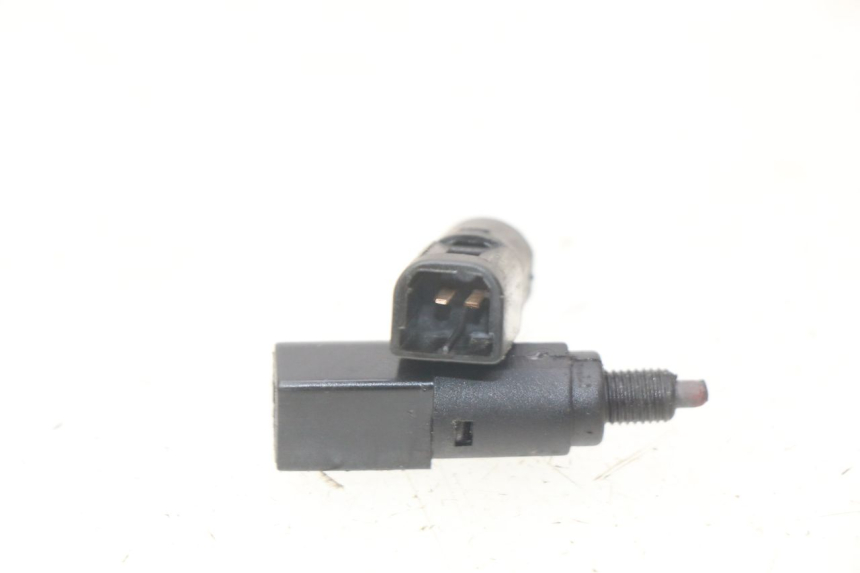 photo de INTERRUPTOR DE LUZ DE FREIO PIAGGIO FLY 100 (2006 - 2010) - Detalhe da peça