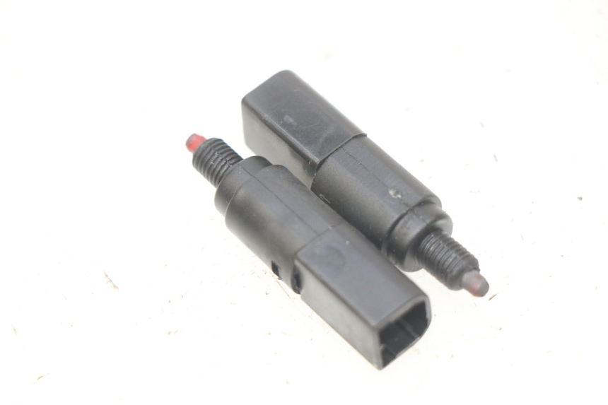 photo de INTERRUPTOR DE LUZ DE FREIO PIAGGIO FLY 100 (2006 - 2010) - Zoom do estado de desgaste