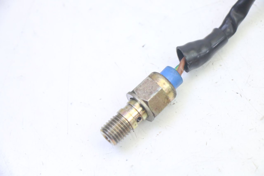 photo de INTERRUPTOR DE LUZ DE FREIO ESQUERDO ADIVA AD3 300 (2014 - 2020) - Zoom do estado de desgaste