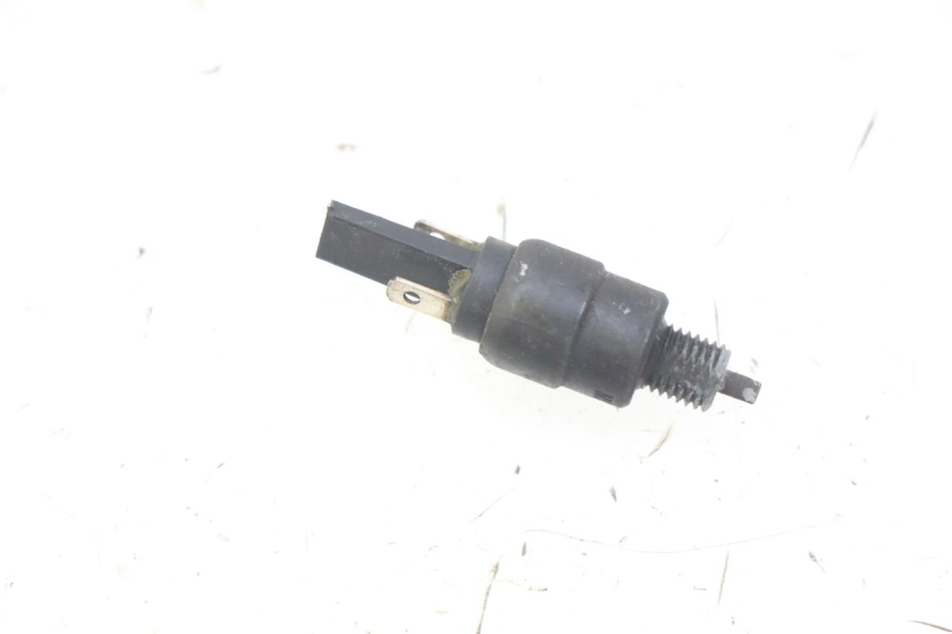 photo de INTERRUPTOR DE LUZ DE FREIO ESQUERDO APRILIA ATLANTIC 500 (2002 - 2003) - Detalhe da peça