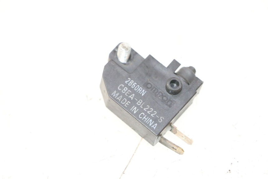 photo de INTERRUPTOR DE LUZ DE FREIO ESQUERDO SUZUKI BURGMAN 125 (2007 - 2014) - Detalhe da peça