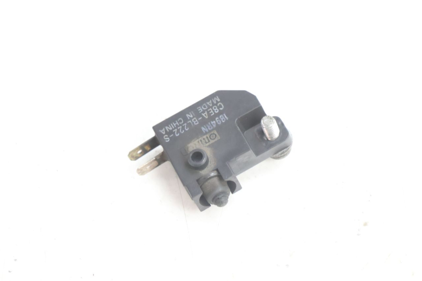 photo de INTERRUPTOR DE LUZ DE FREIO ESQUERDO SUZUKI BURGMAN 125 (2007 - 2014) - Outro ângulo de visão