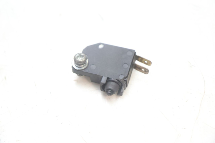 photo de INTERRUPTOR DE LUZ DE FREIO ESQUERDO SUZUKI BURGMAN EXECUTIVE ABS 650 (2006 - 2012) - Detalhe da peça