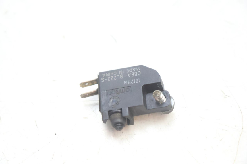 photo de INTERRUPTOR DE LUZ DE FREIO ESQUERDO SUZUKI BURGMAN EXECUTIVE ABS 650 (2006 - 2012) - Outro ângulo de visão