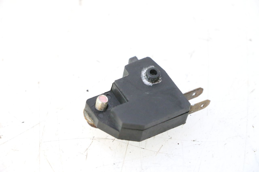 photo de CONTACTOR DA LUZ DE FREIO ESQUERDO CF MOTO E-CHARM 125 (2005 - 2008) - Zoom do estado de desgaste