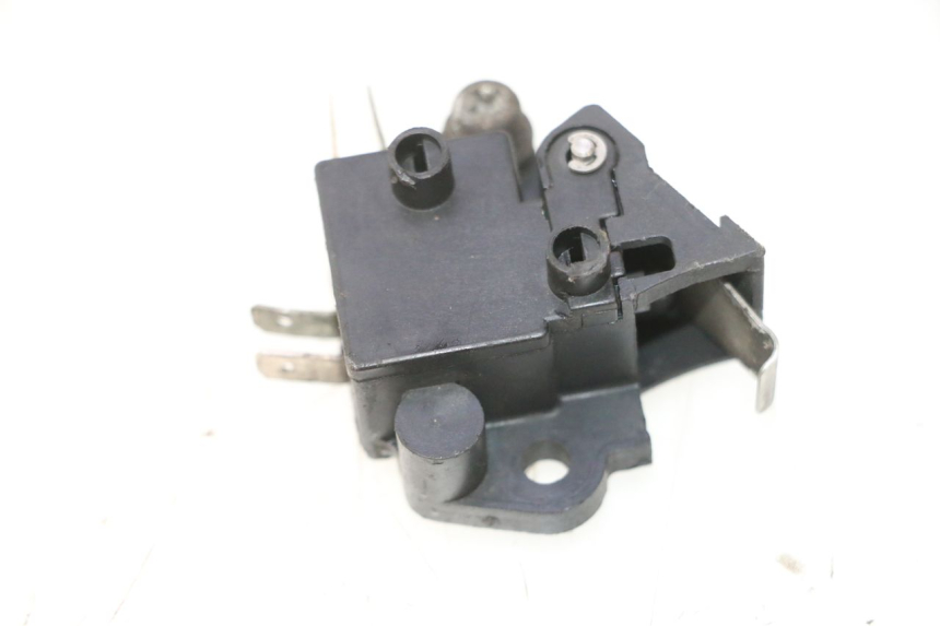 photo de INTERRUPTOR DE LUZ DE FREIO ESQUERDO HONDA FES PANTHEON 2T 125 (1998 - 2002) - Outro ângulo de visão