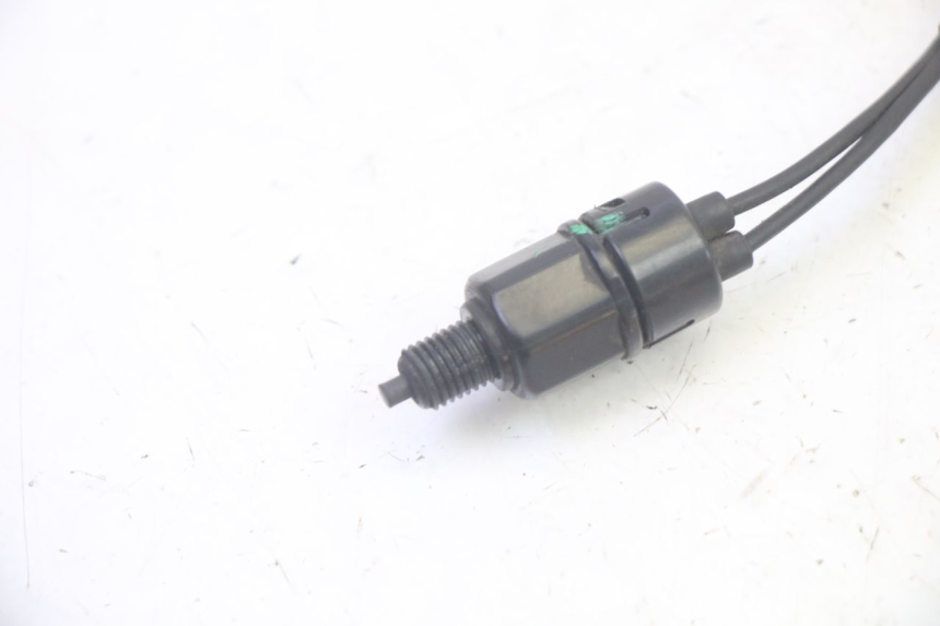 photo de INTERRUPTOR DE LUZ DE FREIO ESQUERDO PIAGGIO FLY 4T 50 (2013 - 2017) - Detalhe da peça