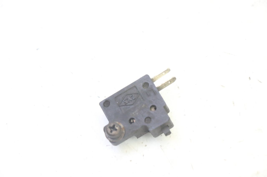 photo de INTERRUPTOR DE LUZ DE FREIO ESQUERDO KYMCO GRAND DINK 125 (2008 - 2014) - Detalhe da peça