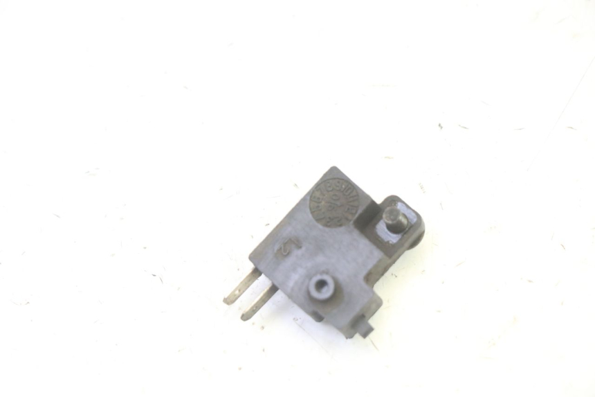 photo de INTERRUPTOR DE LUZ DE FREIO ESQUERDO KYMCO GRAND DINK 125 (2008 - 2014) - Outro ângulo de visão