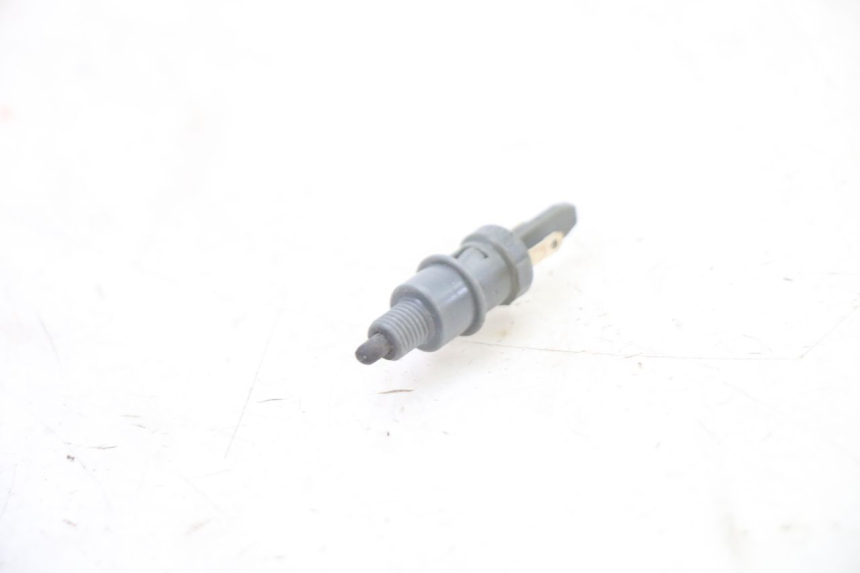 photo de INTERRUPTOR DE LUZ DE FREIO ESQUERDO PEUGEOT KISBEE 2T 50 (2010 - 2017) - Zoom do estado de desgaste