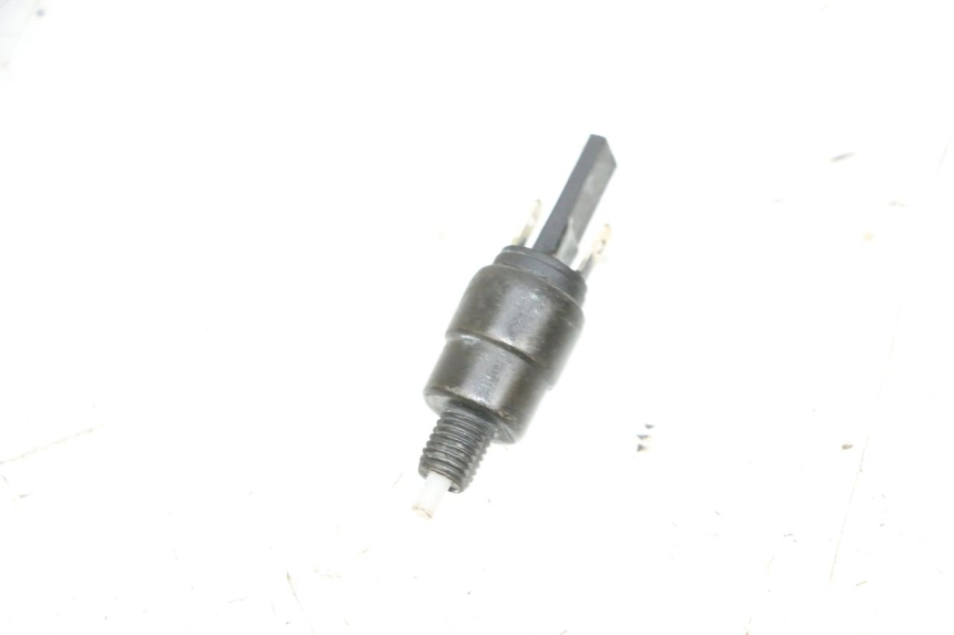 photo de INTERRUPTOR DE LUZ DE FREIO ESQUERDO PEUGEOT KISBEE 4T 50 (2010 - 2017) - Zoom do estado de desgaste