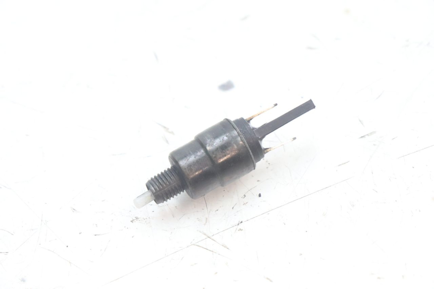 photo de INTERRUPTOR DE LUZ DE FREIO ESQUERDO PEUGEOT KISBEE 4T 50 (2010 - 2017) - Detalhe da peça