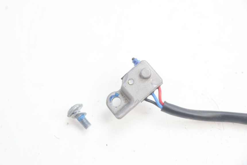 photo de CONTATOR DE LUZ DE FREIO ESQUERDO PIAGGIO MP3 HPE 530 (2022 - 2026) - Detalhe da peça