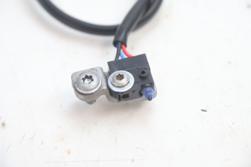 photo de CONTATOR DE LUZ DE FREIO ESQUERDO PIAGGIO MP3 HPE 530 (2022 - 2026) - Ampliação técnica