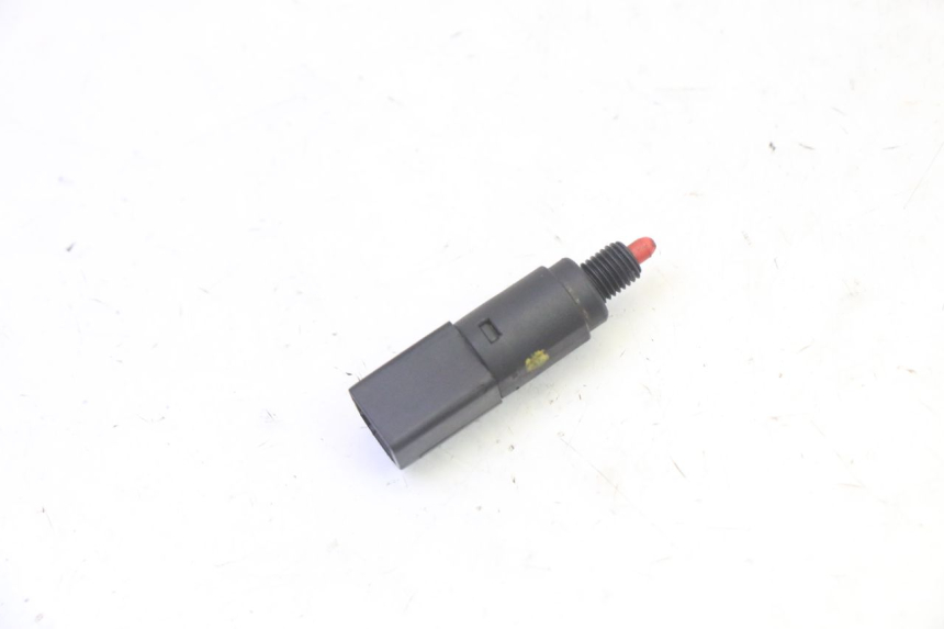 photo de INTERRUPTOR DE LUZ DE FREIO ESQUERDO PIAGGIO MP3 125 (2006 - 2014) - Zoom do estado de desgaste