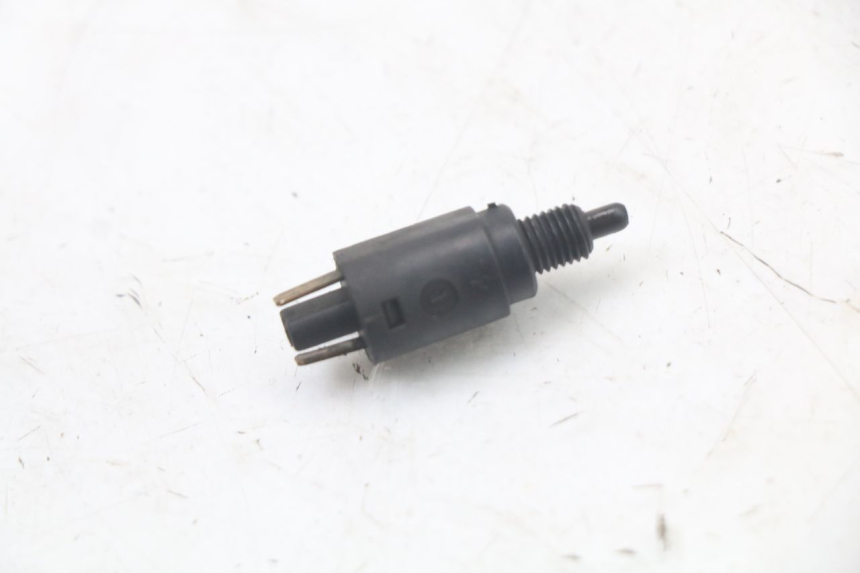 photo de INTERRUPTOR DE LUZ DE FREIO ESQUERDO PIAGGIO BEVERLY 125 (1998 - 2005) - Detalhe da peça