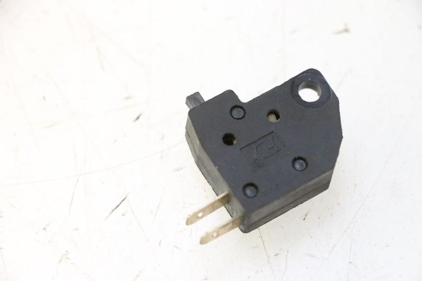 photo de CONTATOR DE LUZ DE FREIO ESQUERDO RAZZO QTR 50 (2011 - 2018) - Zoom do estado de desgaste