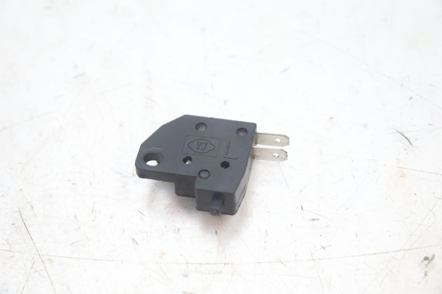 photo de CONTATOR DE LUZ DE FREIO ESQUERDO JM MOTORS R-MAX TECH 50 (2024 - 2026) - Outro ângulo de visão