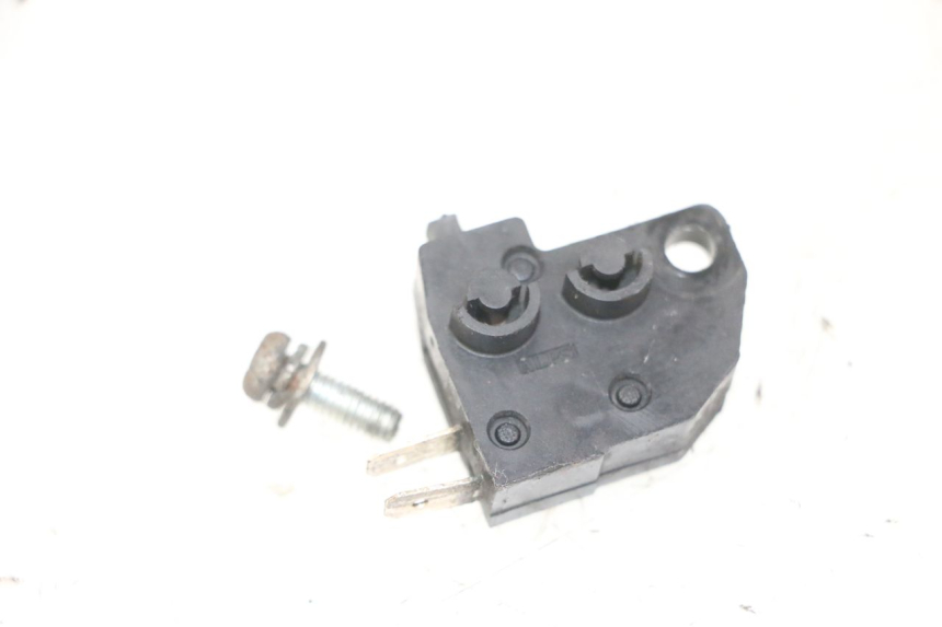 photo de INTERRUPTOR DE LUZ DE FREIO ESQUERDO PEUGEOT SATELIS 125 (2013 - 2018) - Detalhe da peça