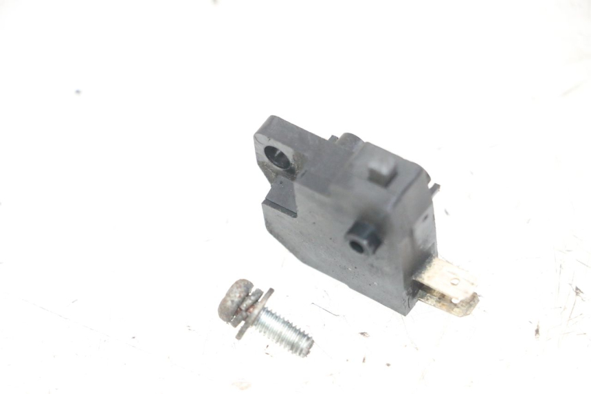 photo de INTERRUPTOR DE LUZ DE FREIO ESQUERDO PEUGEOT SATELIS 125 (2013 - 2018) - Zoom do estado de desgaste