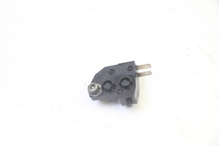 photo de INTERRUPTOR DE LUZ DE FREIO ESQUERDO PEUGEOT SATELIS 125 (2013 - 2018) - Detalhe da peça