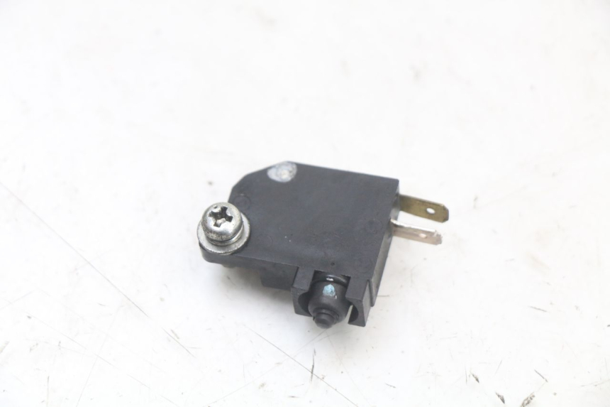 photo de INTERRUPTOR DE LUZ DE FREIO ESQUERDO SUZUKI BURGMAN 125 (2018 - 2021) - Detalhe da peça