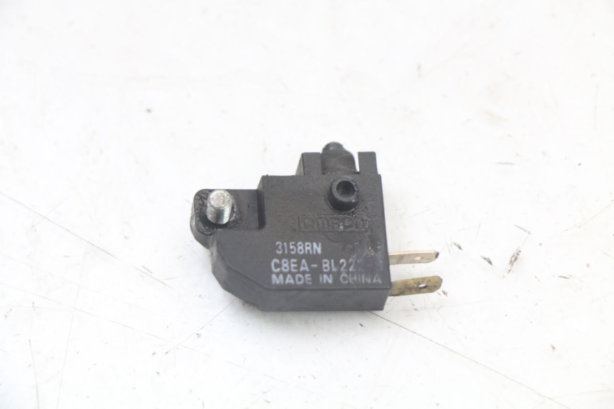 photo de INTERRUPTOR DE LUZ DE FREIO ESQUERDO SUZUKI BURGMAN 125 (2018 - 2021) - Zoom do estado de desgaste