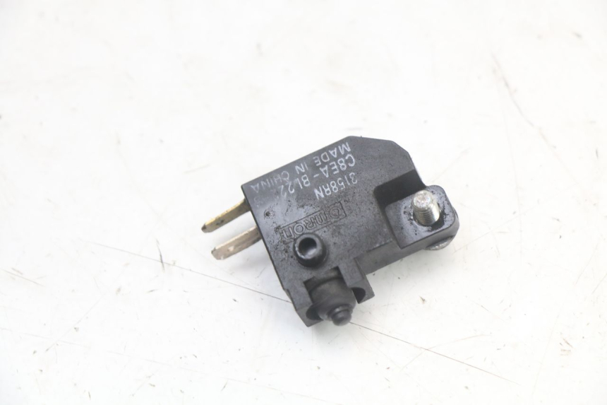 photo de INTERRUPTOR DE LUZ DE FREIO ESQUERDO SUZUKI BURGMAN 125 (2018 - 2021) - Outro ângulo de visão