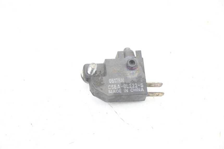 photo de INTERRUPTOR DE LUZ DE FREIO ESQUERDO SUZUKI BURGMAN 125 (2018 - 2021) - Zoom do estado de desgaste