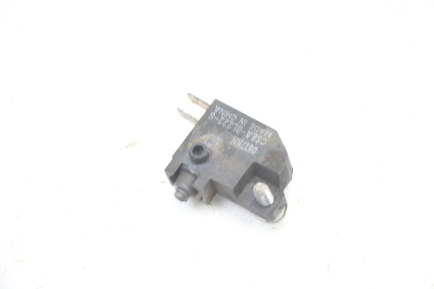 photo de INTERRUPTOR DE LUZ DE FREIO ESQUERDO SUZUKI BURGMAN 125 (2018 - 2021) - Outro ângulo de visão