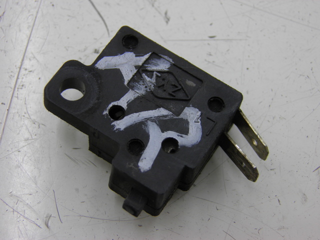 photo de INTERRUPTOR DE LUZ DE FREIO ESQUERDO SYM GTS 125 (2005 - 2008) - Vista principal