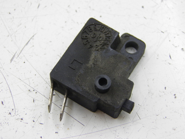 photo de INTERRUPTOR DE LUZ DE FREIO ESQUERDO SYM GTS 125 (2005 - 2008) - Detalhe da peça