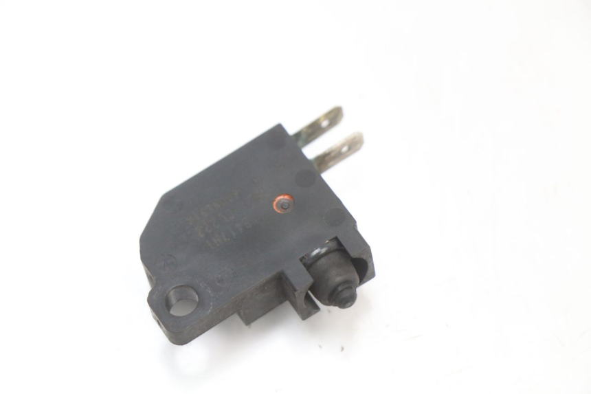 photo de INTERRUPTOR DE LUZ DE FREIO ESQUERDO YAMAHA XMAX X-MAX ABS 125 (2017 - 2020) - Zoom do estado de desgaste